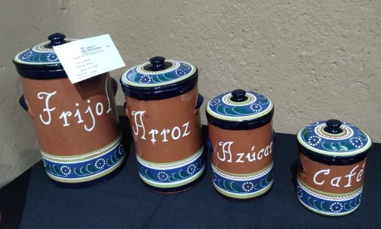 En venta, piezas ganadoras y participantes de concursos artesanales de Angahuan y Capula