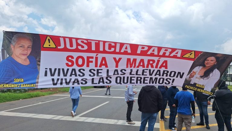 Comuneros bloquean carretera por desaparecidas de madre e hija, en Tocumbo