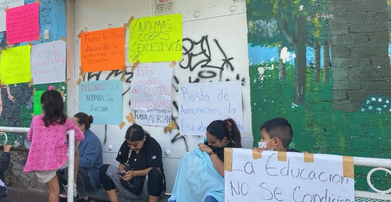 Desconocen padres de familia a la directora del jardín de niños de tiempo completo “Rafael Ramírez”