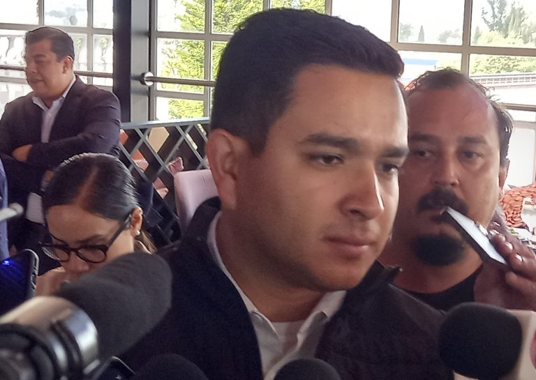 Resguardan negocio donde trabajaba presunto agresor de un adulto mayor, en Morelia