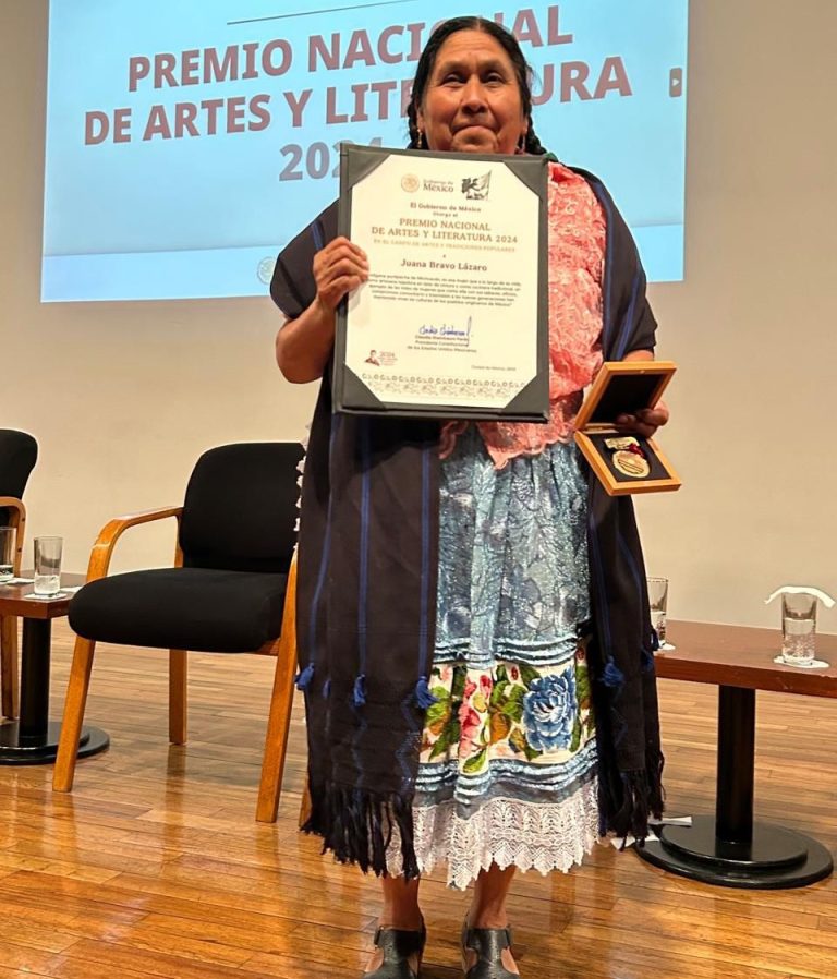 Recibe la maestra cocinera tradicional y artesana, Juana Bravo, el Premio Nacional de las Artes