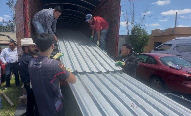 Entrega Gobierno de Tarímbaro láminas metálicas a productores agrícolas