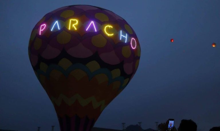 Cielo de Paracho se llena de color con clausura del festival de globos de cantoya