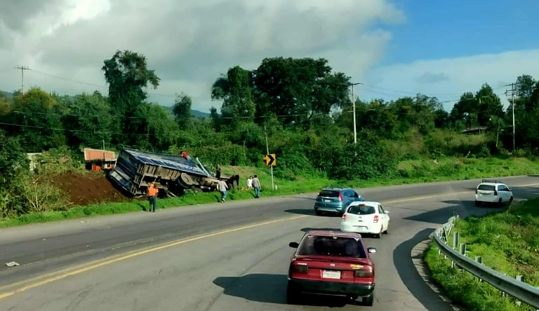 Tres heridos tras aparatoso choque volcadura de Torton y camioneta, en la «Curva del Diablo»