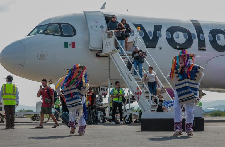Con poco más del 50 por ciento de su capacidad, arribó a Morelia el primer vuelo procedente de Ixtapa