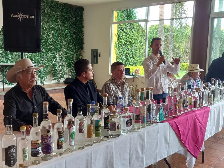 Buscarán posicionar a nivel nacional el mezcal michoacano