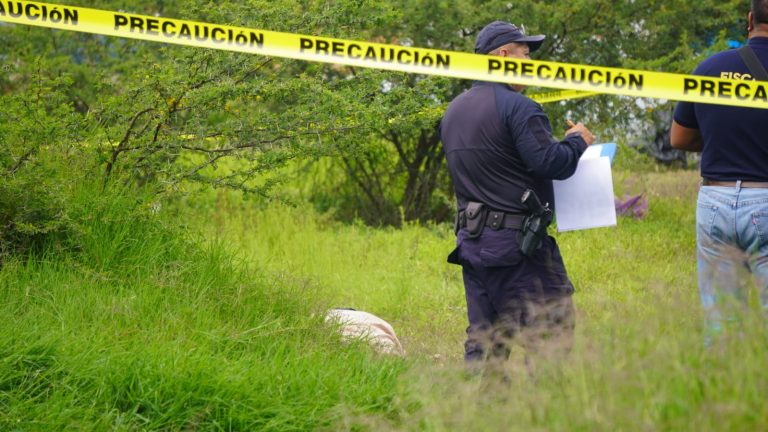 Hallan a un hombre ejecutado en predio baldío de Zamora
