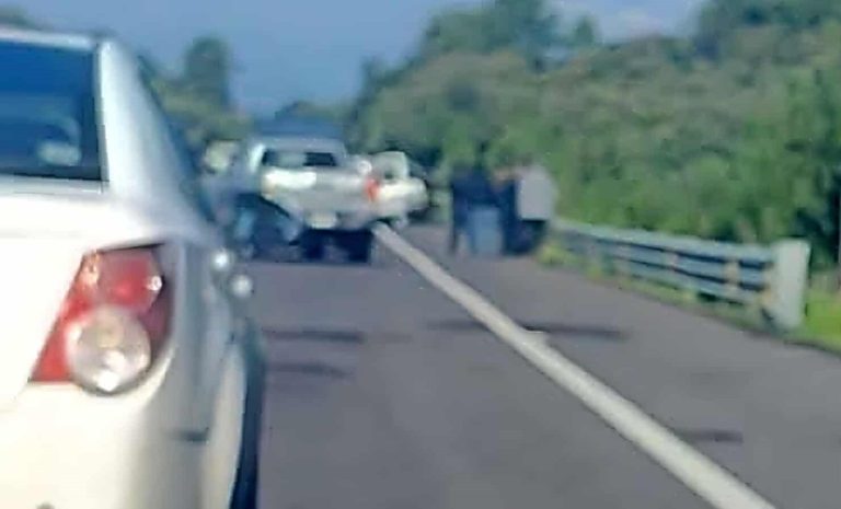 Abandonan a un asesinado en la carretera a Zacán