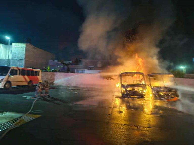 Arden dos camiones suburbanos en la Terminal Sur de Morelia