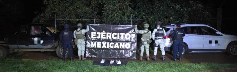 Aseguran dos camionetas con las siglas del CJNG y droga, en Uruapan