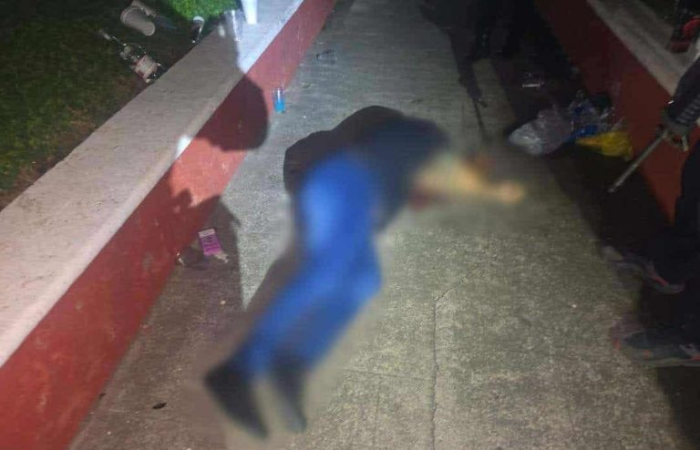 Asesinan a balazos a un taxista en la plaza principal de Parácuaro