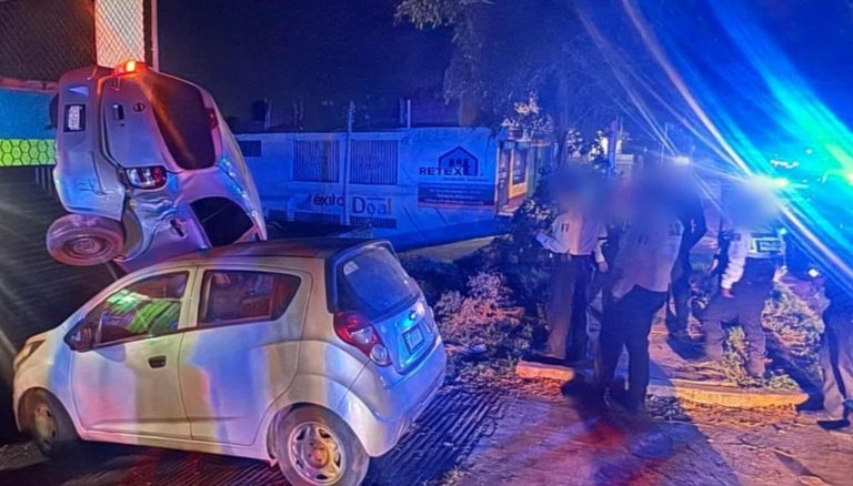 Automóvil choca contra poste y vuelca sobre otro auto, en Morelia