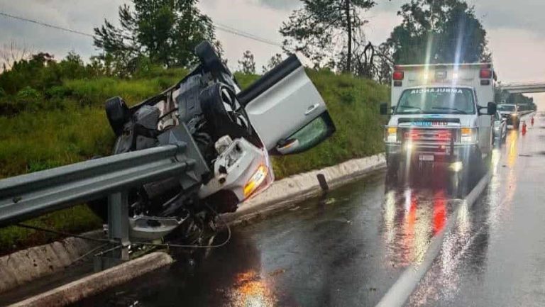Automóvil vuelca en la autopista Siglo XXI, en el tramo Pátzcuaro-Uruapan