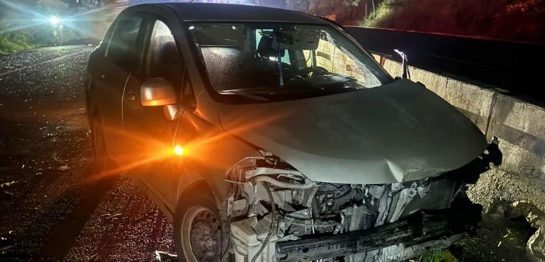 Automovilista queda herido tras chocar contra árbol en la carretera Morelia-Pátzcuaro