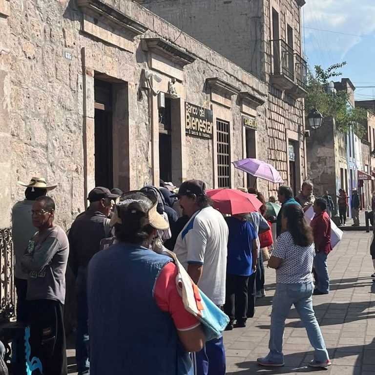 Detectan a «ventajosos oficiosos», cambian tarjetas o roban dinero a adultos mayores en Bancos de Bienestar