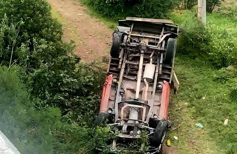 Camioneta gasera se precipita a un desnivel, en la carretera La Piedad–Degollado