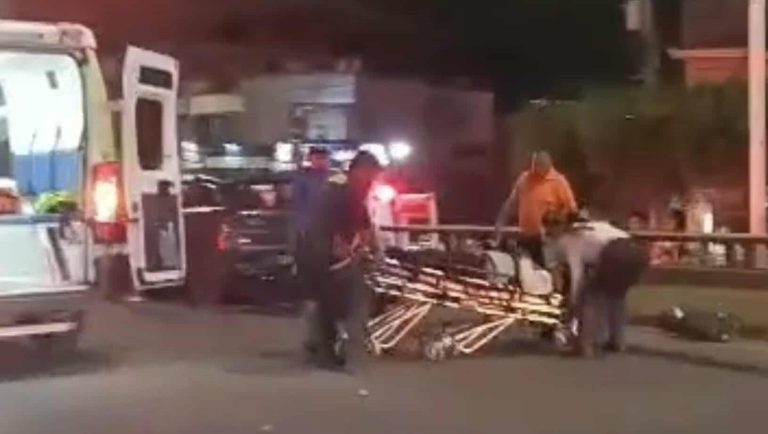 Choque entre moto y auto deja dos heridos sobre puente del Libramiento Norte de Morelia