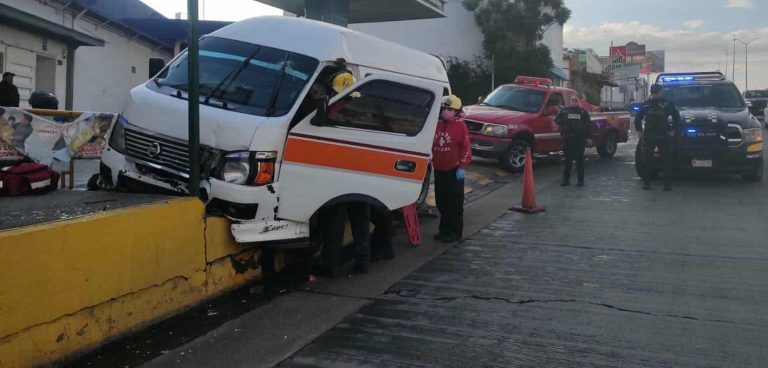 Combi choca contra banqueta en el Libramiento Oriente de Morelia