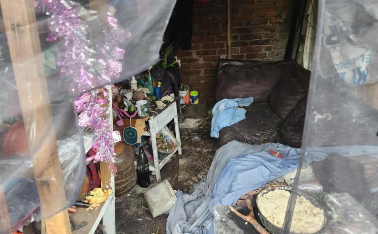 Con arma blanca y golpes matan a un hombre, en choza de Zamora