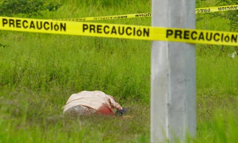 Hallan a un hombre ejecutado en predio baldío de Zamora