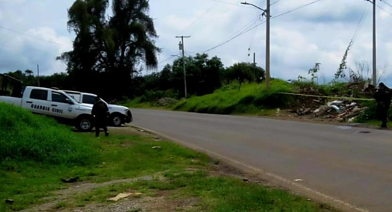 Hallan un cadáver putrefacto a cerca de la carretera libre Uruapan-Lombardía