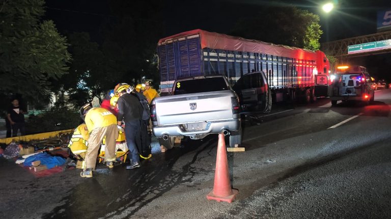 Camioneta choca contra camión de carga en el libramiento de Morelia; hay 1 herido