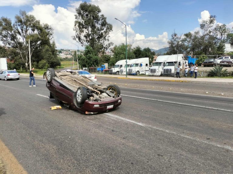 Choque entre auto y tráiler deja 3 heridos en la Av. Morelos Norte de Morelia