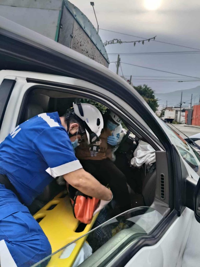 Choque de camioneta contra autobús deja 2 lesionadas en la Av. Morelos Norte de Morelia