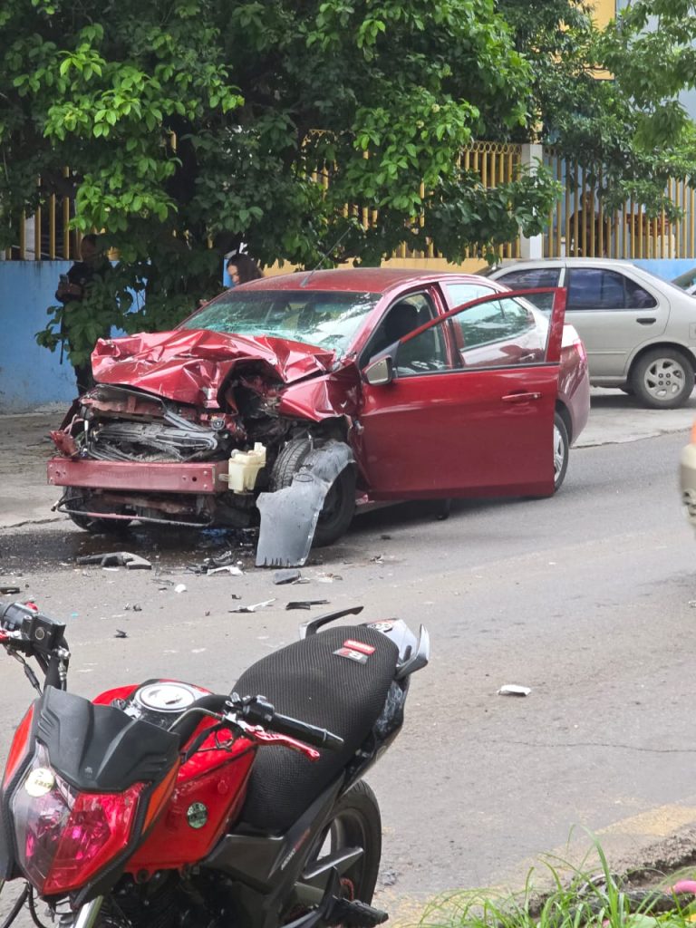 Médico queda herido tras chocar su auto por alcance contra un tráiler