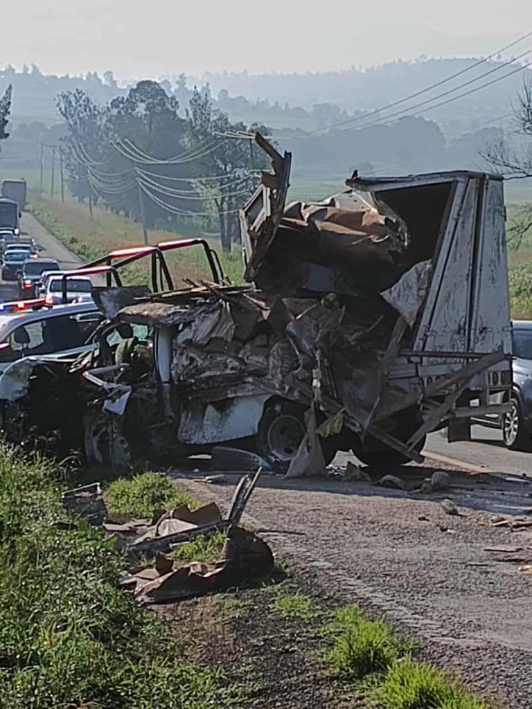 Choque entre camioneta panificadora y autobús de pasajeros deja 3 heridos en la Morelia-Maravatío