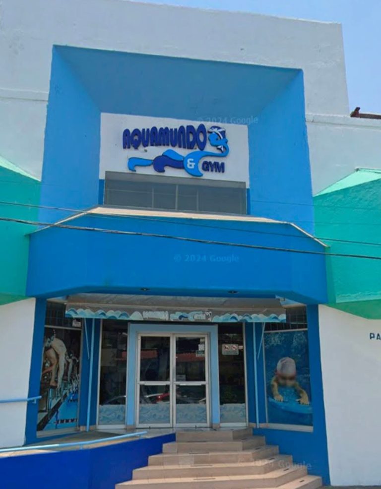 Atacan con bombas molotov escuela de natación en Uruapan