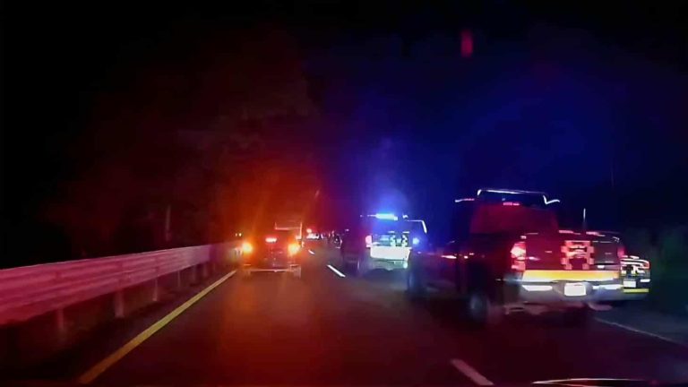 Tras persecución Policía Morelia recupera camioneta robada; hay 2 detenidos 