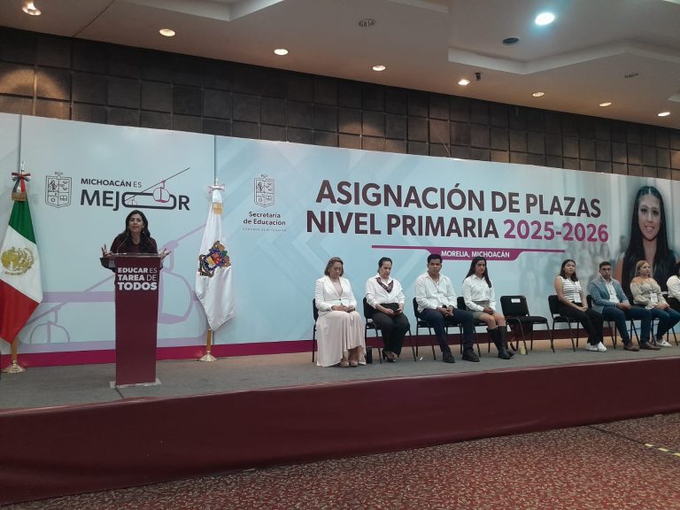 Se van a quedar donde sean asignados, dijo Gabriela Molina a más de 600 egresados de normales