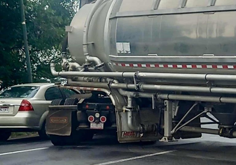 Se registra choque entre tráiler y un auto sobre el Libramiento Nororiente de Morelia 