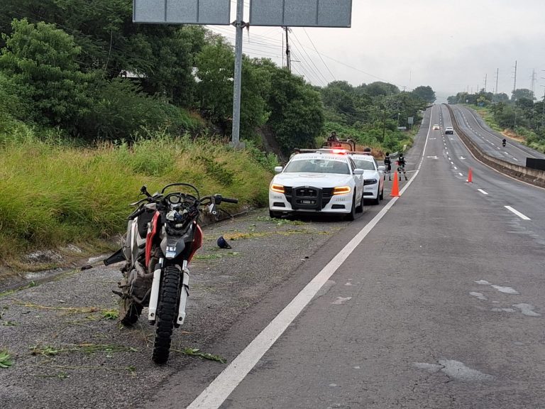 Motociclista resulta gravemente herido en accidente sobre la Apatzingán-Cuatro Caminos