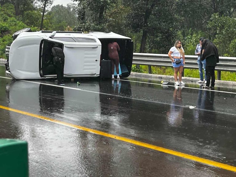 Se registra choque volcadura de camioneta en la Siglo XXI