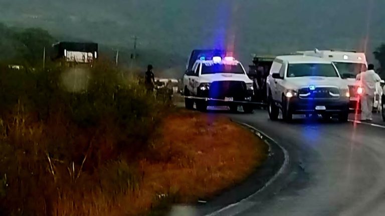 Hallan cadáver en descomposición a un costado de la Siglo XXI, en Arteaga