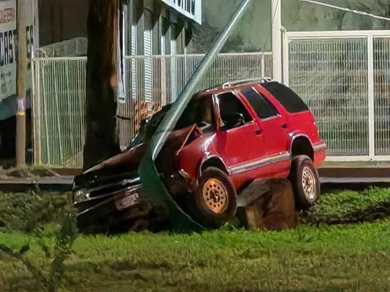 Camioneta choca contra árbol en el Libramiento Norte de Morelia; hay 3 heridos
