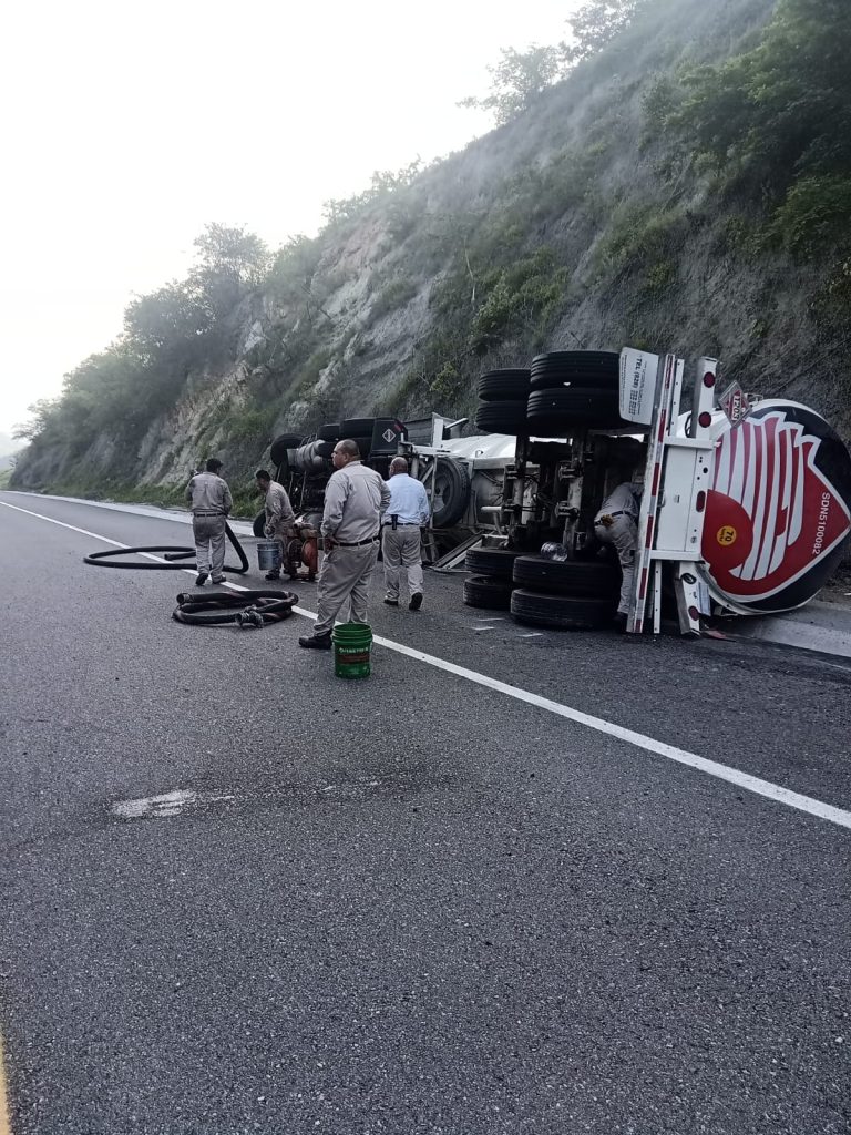Choque de tráileres y volcadura de pipa en la Sigo XXI, ocasionan cierre total por más de 11 horas