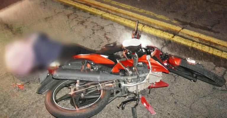 Joven mujer muere tras accidente de motocicleta, en el Libramiento Norte de Zamora