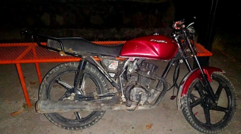 Realizaba “caballitos” con su motocicleta y sufre severas lesiones