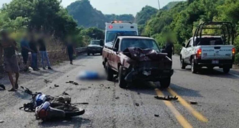 Motociclista muere tras choque contra camioneta, en el municipio de Lázaro Cárdenas