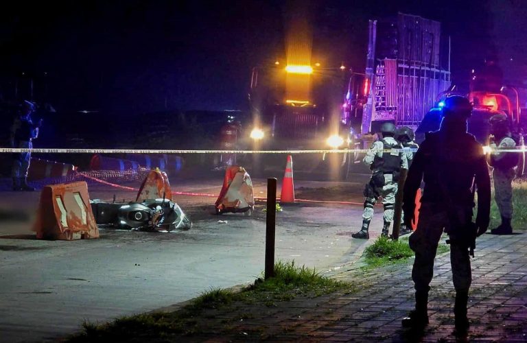 Motociclista muere tras derrape y atropellamiento, en el Libramiento de Uruapan
