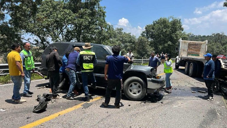 Ocurre choque entre dos vehículos en el tramo carretero Maravatío-Morelia