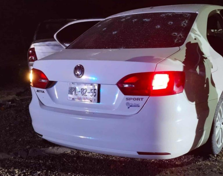 Persecución y balacera en Apatzingán; dos presuntos delincuentes abatidos y una familia herida por choque