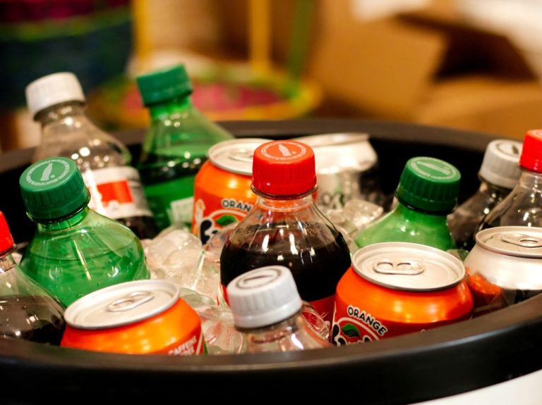 Bebidas azucaradas aumentan riesgo de daño renal y hepático