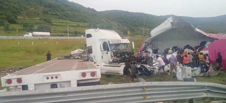 Se accidenta tráiler en la región de Copándaro de Galeana