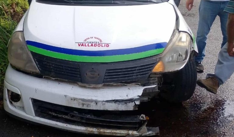 Se registra choque de taxi contra objeto fijo en la carretera Morelia-Pátzcuaro