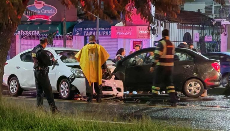 Se registra choque entre dos autos sobre la Avenida Madero Poniente de Morelia
