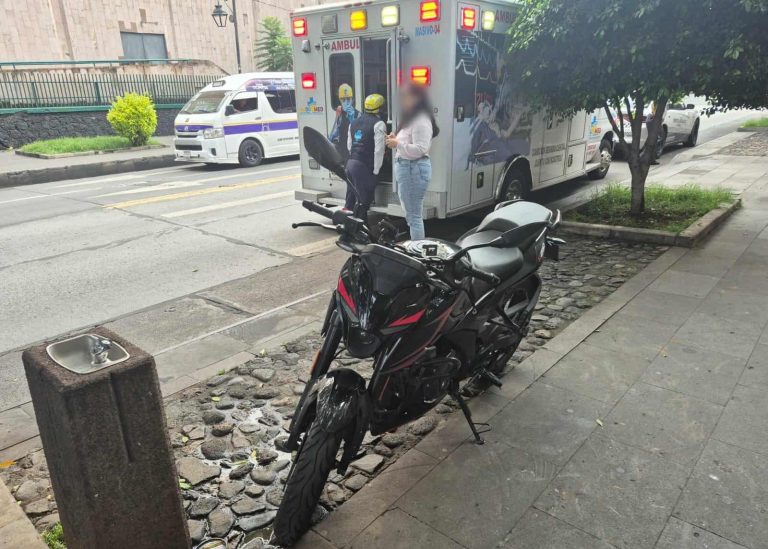 Se registra choque entre auto y moto en el Centro Histórico de Morelia